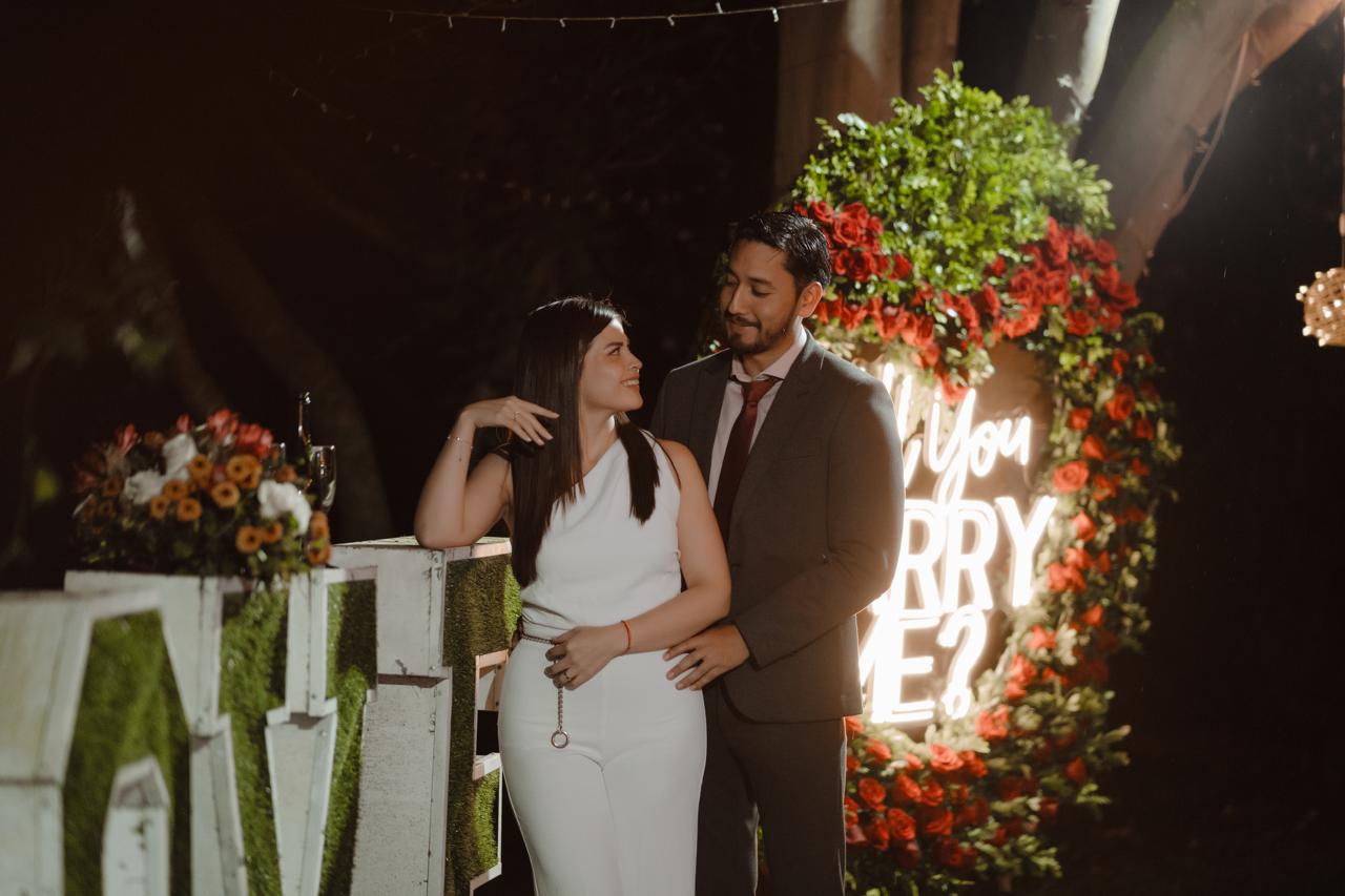 Elanie y Christian juntos después de la propuesta