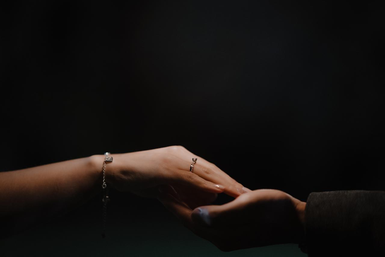 El anillo de compromiso en las manos de Elanie y Christian
